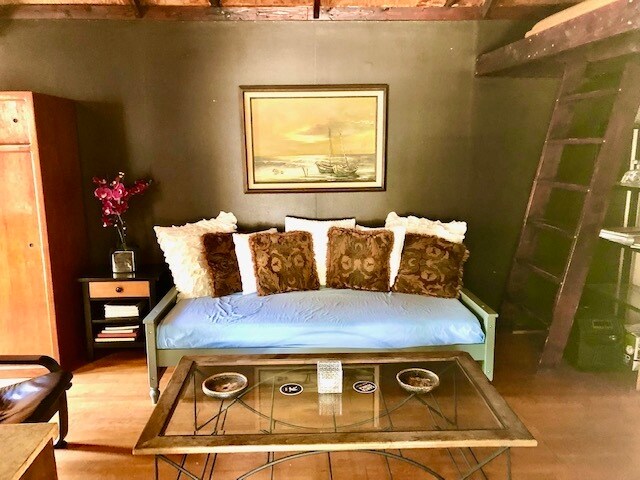new day bed - 339 N Hobart Blvd