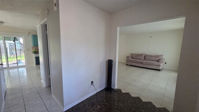 Building Photo - 15006 Delbarton Dr