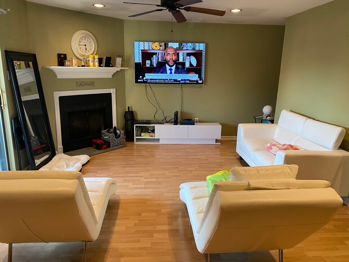 Foto principal - 3750 Clarendon Ave