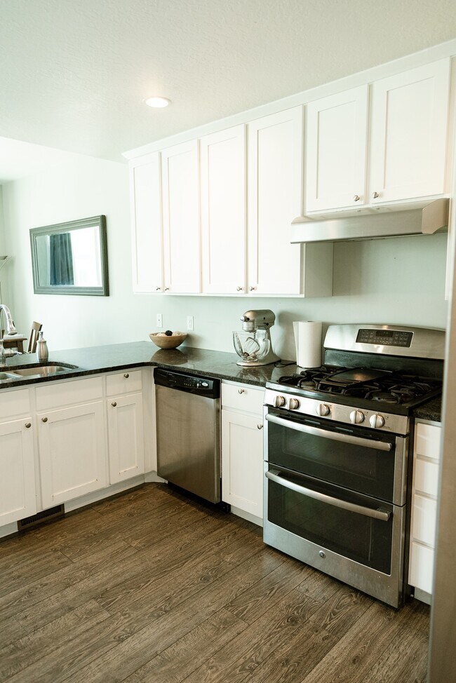 Building Photo - 3141 Manor View Dr