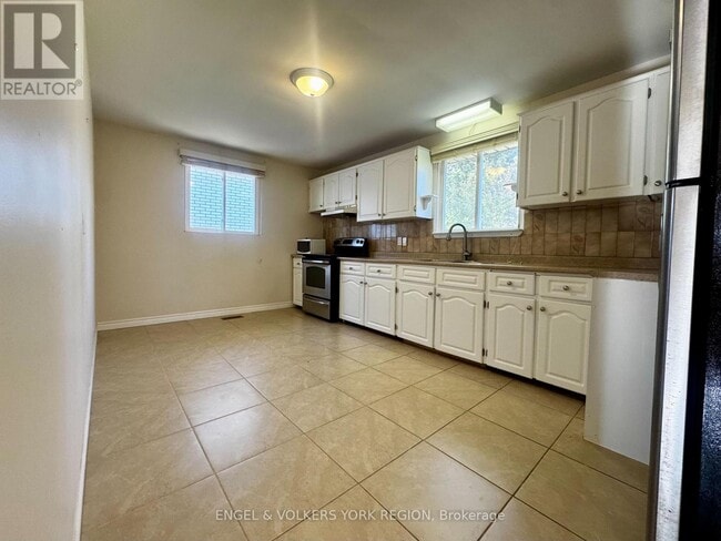 Building Photo - 135 Luxury Ave