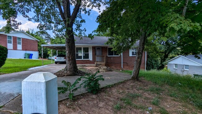 Building Photo - 1965 Thomasville Dr SE