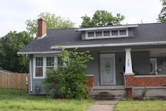 Building Photo - 722 W Cherry St