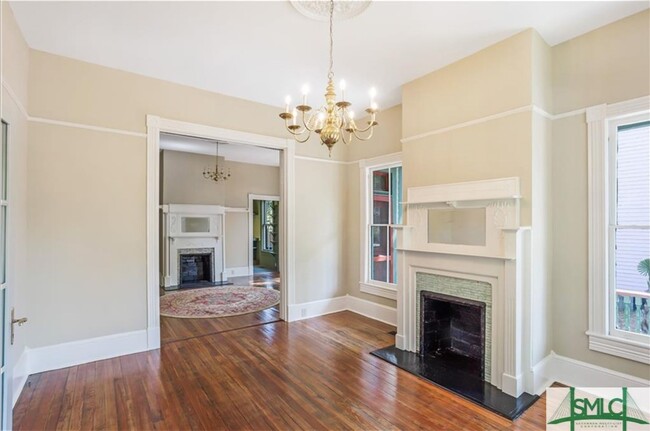 Building Photo - 212 W 40th St