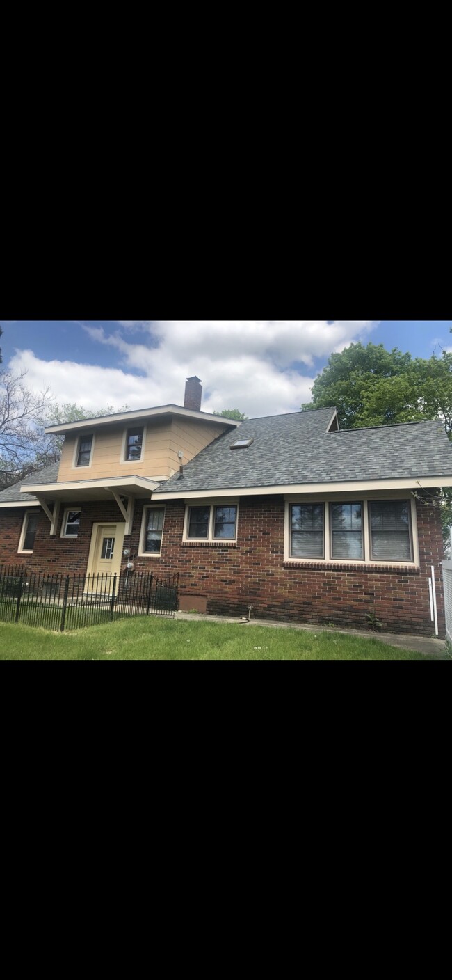 Building Photo - 2185 N Hickory Ridge Rd