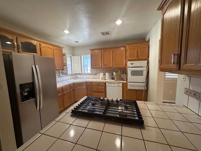 Building Photo - 4 Bed 3 Bath Single Family Home