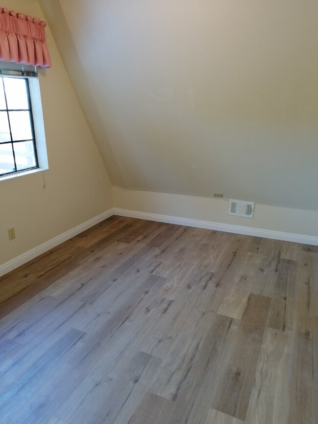 Foto del edificio - 594 Rose Ln