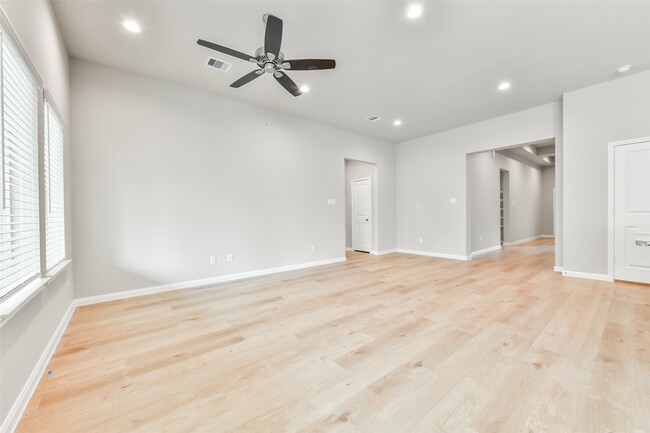 Building Photo - 3915 Sugardale St