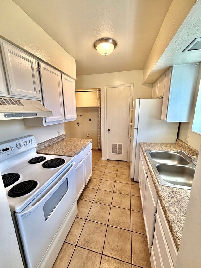 Building Photo - 8287 Ivy Dr