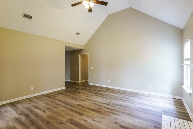 Building Photo - 1902 Champlain Dr
