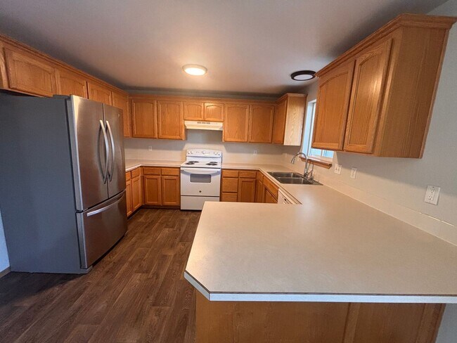Foto del edificio - Spacious 3 Bedroom 2 bathroom Duplex