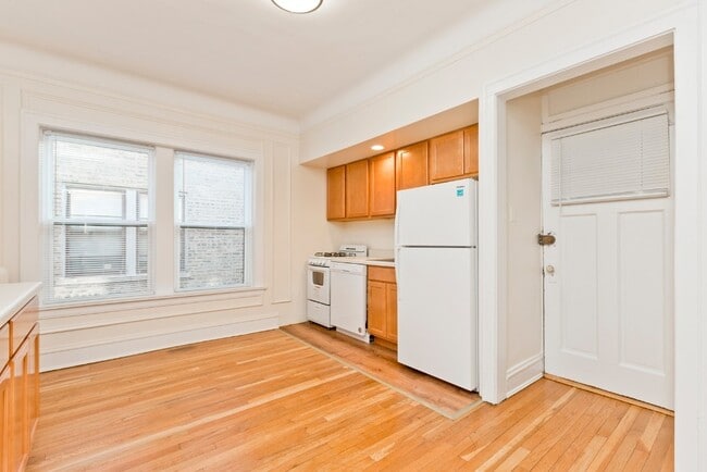 Building Photo - 735 Hinman Ave