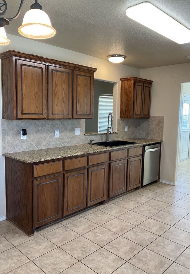 Foto del edificio - NEW IN MANAGEMENT - AVAILABLE NOW!