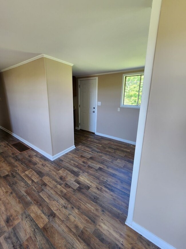 Building Photo - Newly Remodeled!!