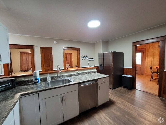 Building Photo - 492 Burgess St