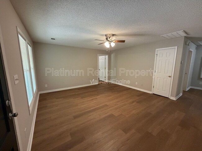 Building Photo - 209 Briarwood Dr