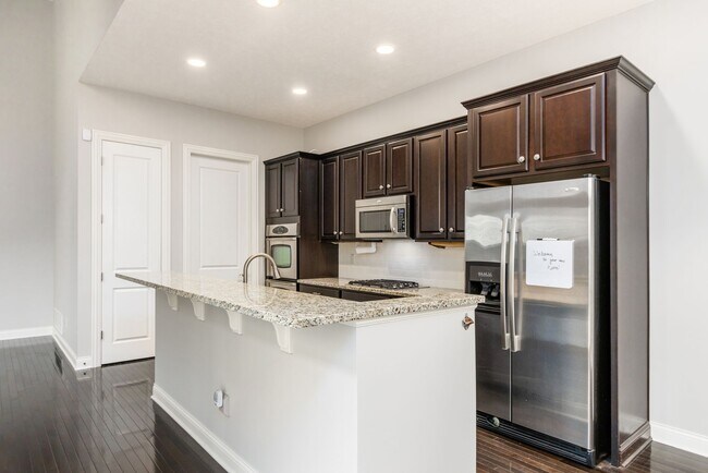 Eat-in Kitchen with Bar Seating - 6685 Hobbs Landing Dr E