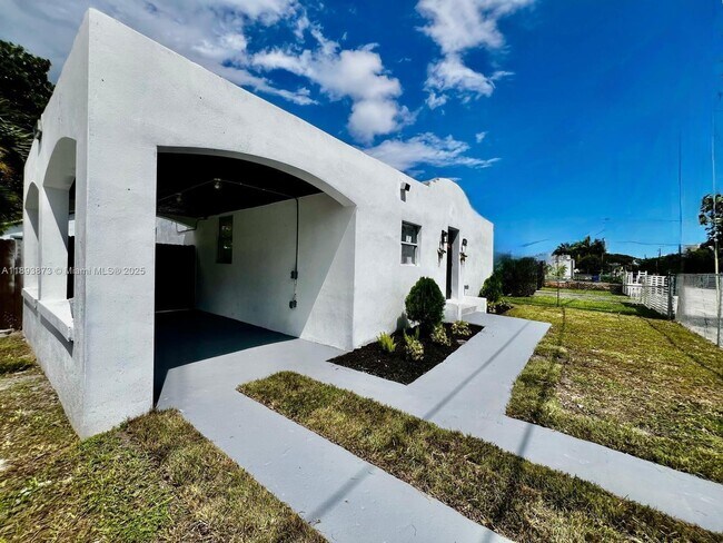 Building Photo - 1601 NW 50th St