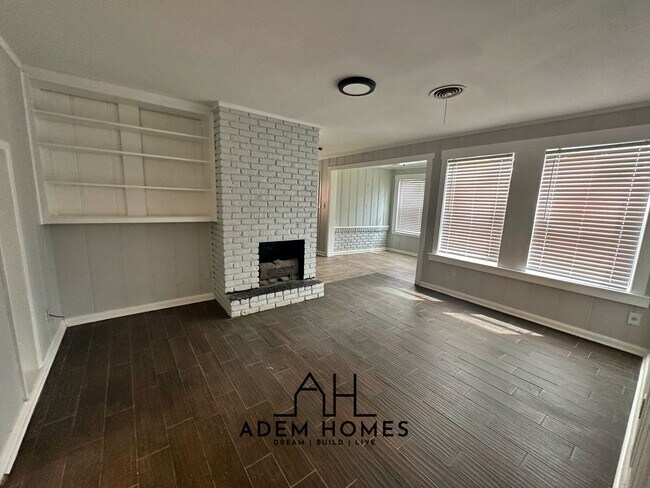 Building Photo - Spacious 4-Bed 1.5-Bath Home: Minutes from...