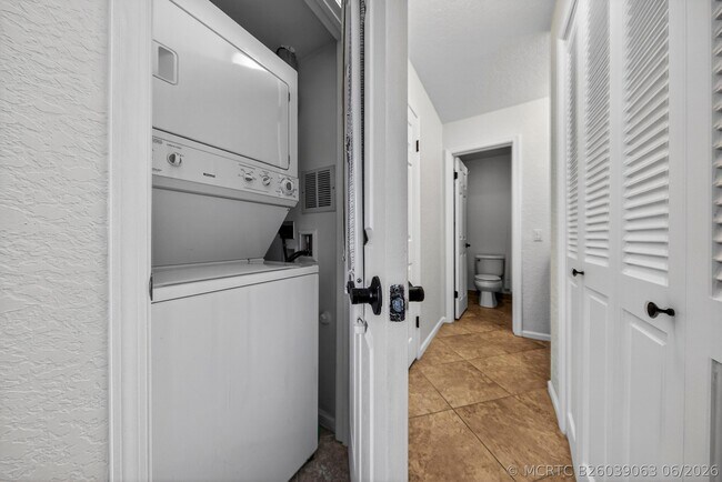 Building Photo - 6457 Bay Club Dr