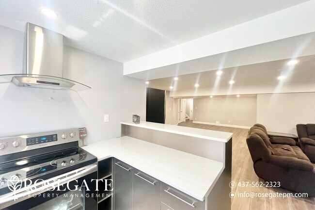 Photo du bâtiment - Newly Renovated 2+Den Apartment in London ...