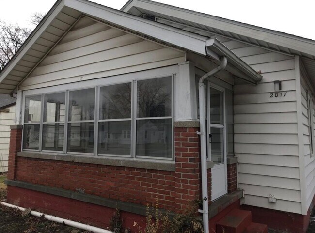 Foto del edificio - HOUSE...fenced in backyard