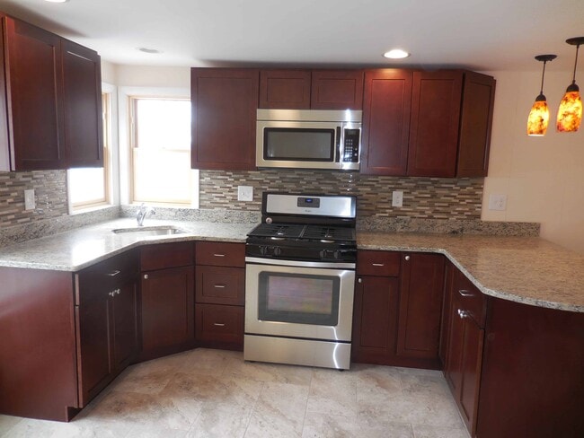 Building Photo - 14 Main St