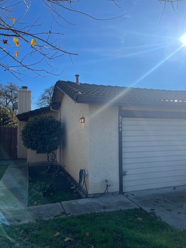 Foto principal - 8744 Fox Creek Dr