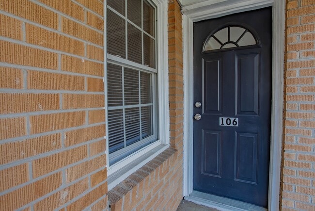Foto del edificio - Great 2 Bedroom 1 Bathroom Duplex Near Dow...