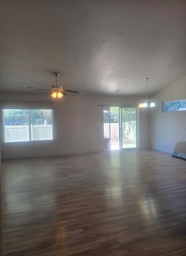 Foto del edificio - Beautiful home available now!