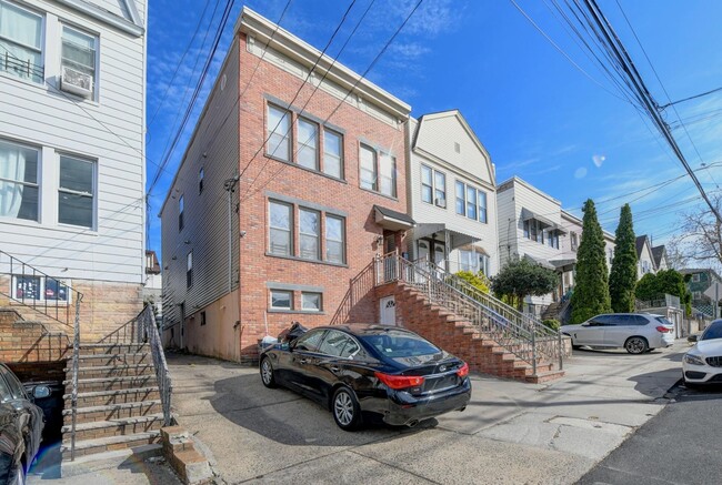 Building Photo - 572 Liberty Ave