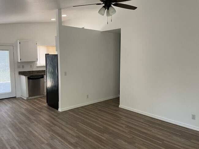 Building Photo - Chico 3 bed 2 bath home for rent, convenient location, neighborhood setting Garage, back yard
