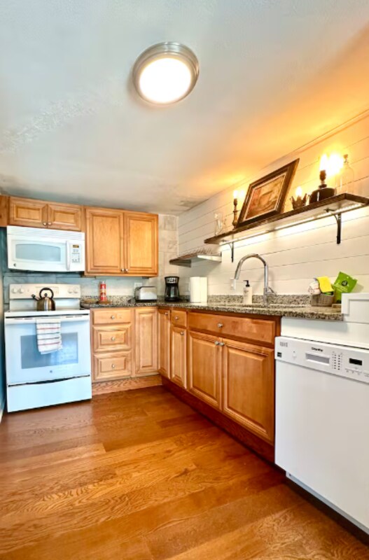 Building Photo - 10548 Lake Dr