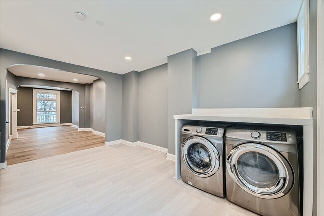 Building Photo - 3 beds 1.5 Baths | $1650 | 1642 Ashburton ...