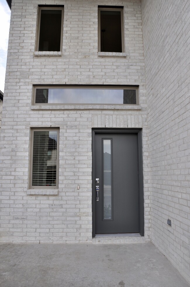 Building Photo - 303 Goosewood Dr