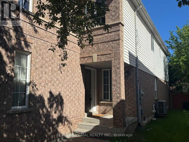 Building Photo - 453 Heddle Crescent