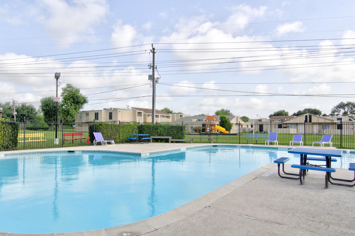 Huntington Village and Cambridge Crossing Apartments in Houston, TX