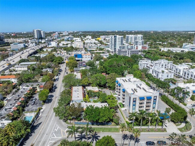 Foto del edificio - 515 NE 38th St