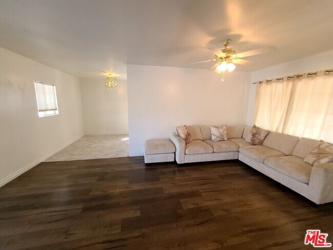 Foto del edificio - 18133 Lull St