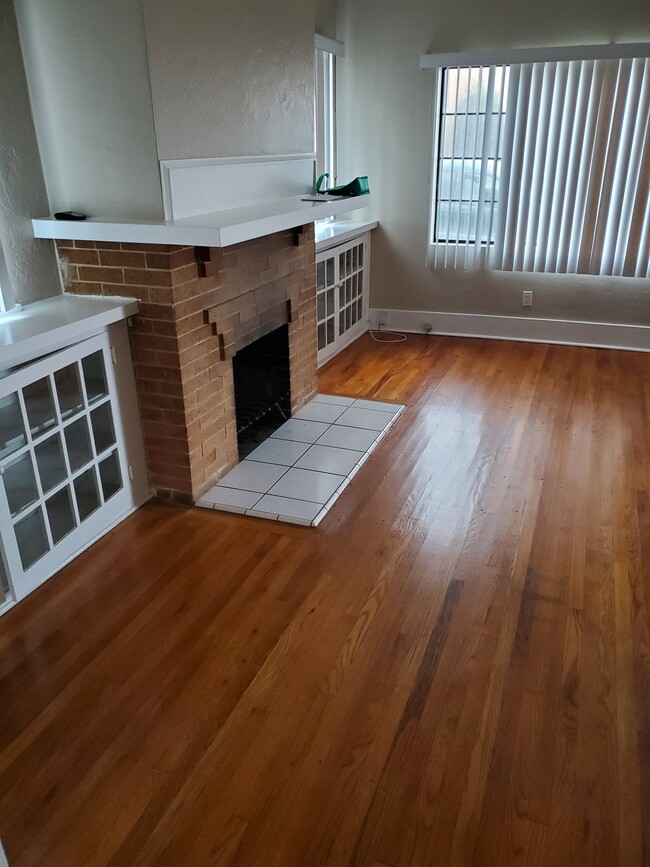 Beautiful oak floors throughout - 1840 30th St