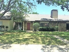 Building Photo - 2025 Heather Brook Dr