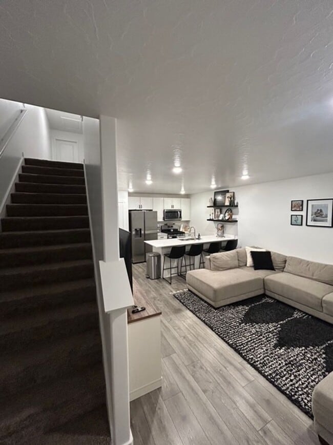 Building Photo - Gorgeous Townhome!!!