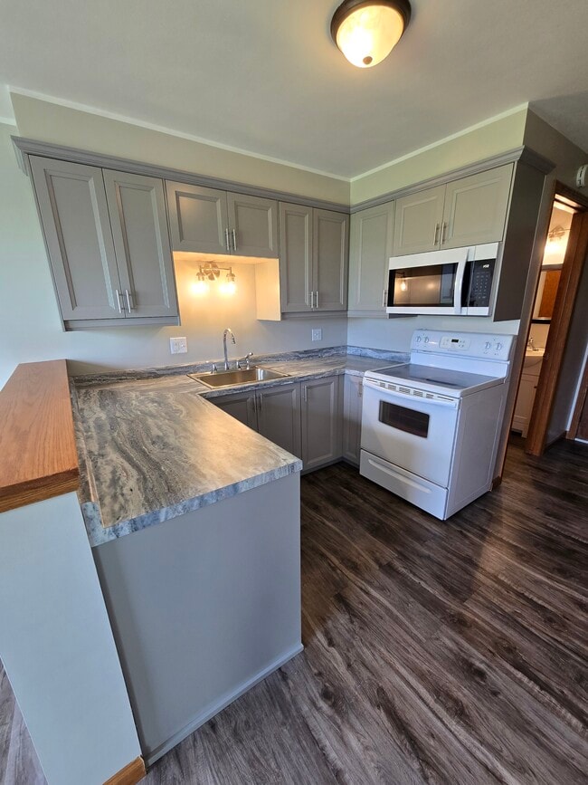 Kitchen - 2129 Country Ln