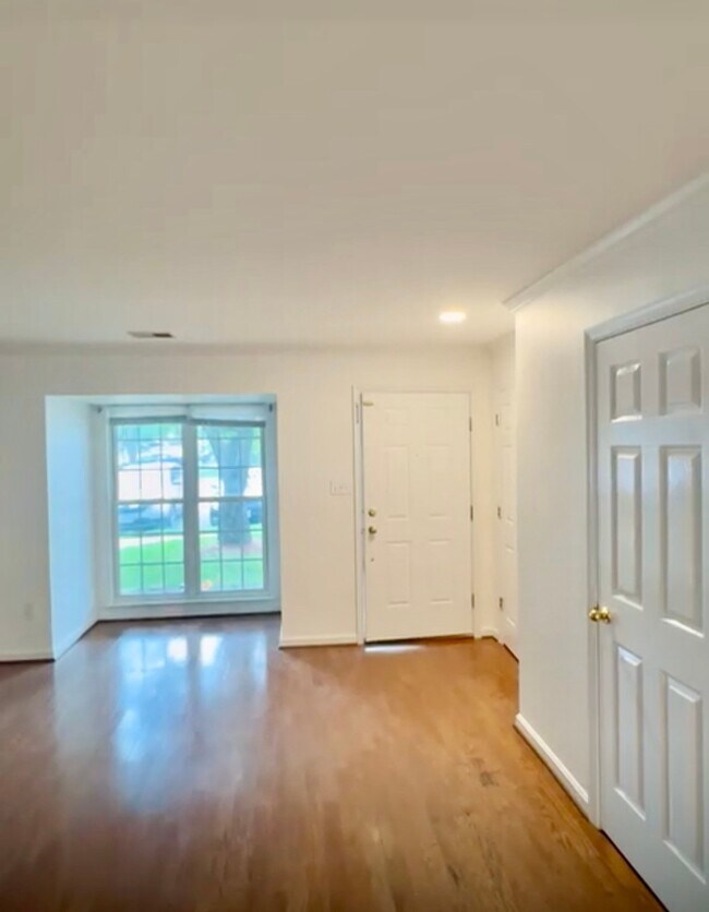 Foto del edificio - 8876 Stable Forest Pl
