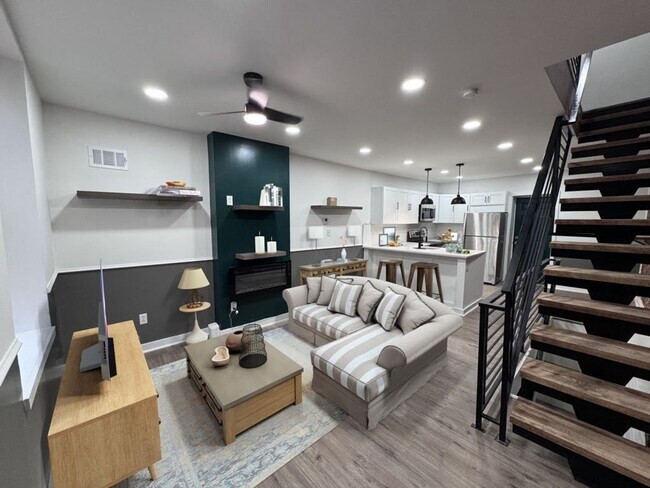Building Photo - Stunning 2-Bedroom Townhome Just Outside B...