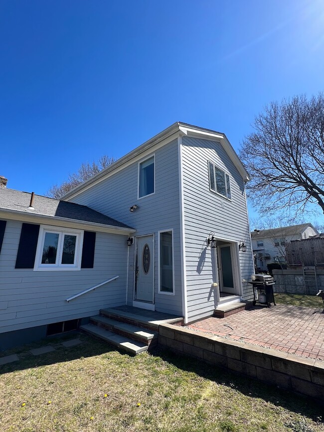 Private entrance to shared hallway, and double doors to shared patio/yard from unit - 146 E View Ave