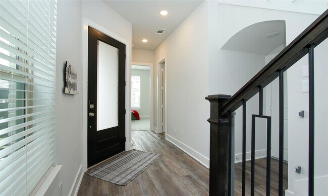 Foto del edificio - 16631 Lake Austin St