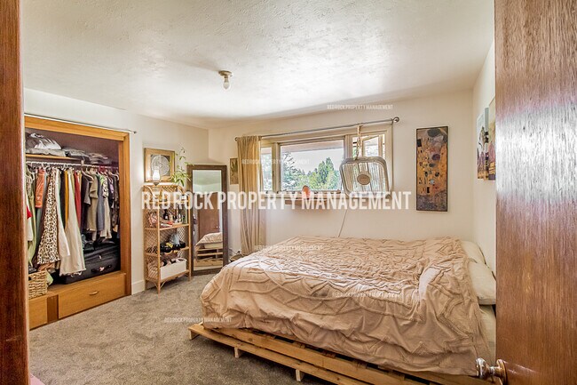 Building Photo - 9764 N Maple St