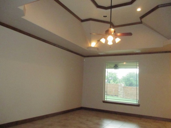 Building Photo - Beautiful 3 bed with office  bonus room.