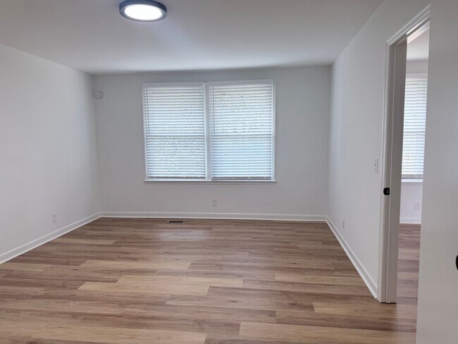 Foto del edificio - 4 bedroom/ 2 full bath in Brentwood/ a rare find